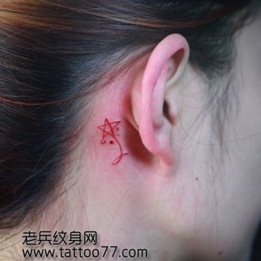 美女耳部红色的五角星纹身图片