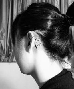 女孩子耳部可爱图腾猫咪纹身图片