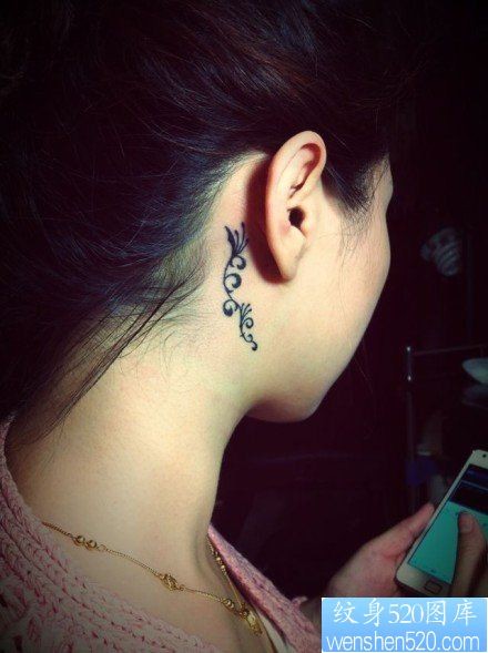 女孩子耳部漂亮的藤条藤蔓纹身图片