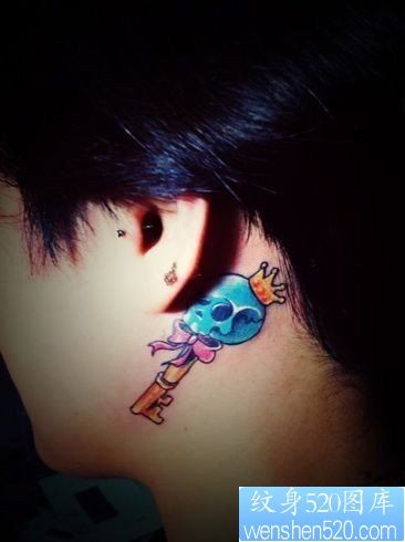 女孩子耳部一幅骷髅钥匙纹身图片