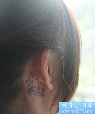 女孩子耳部精致的图腾藤蔓纹身图片