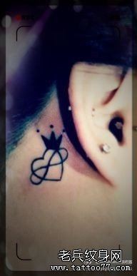 女人耳部小巧的图腾爱心皇冠纹身图片