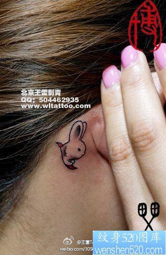 美女耳部可爱的小兔子纹身图片