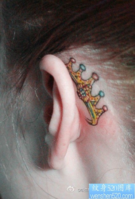 女人耳部小巧潮流的皇冠纹身图片