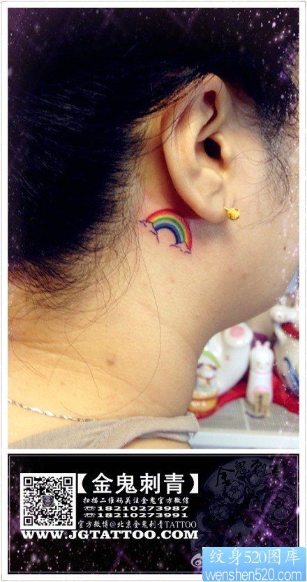 女人耳部小巧时尚的彩虹纹身图片