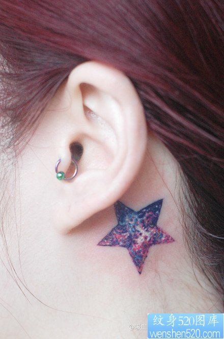 女人耳部时尚精美的五角星星空纹身图片