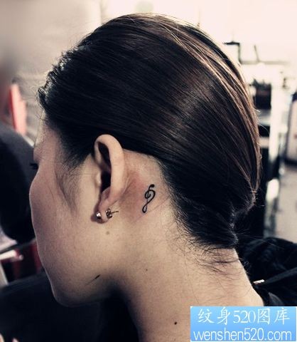 女人耳部图腾音符纹身图片