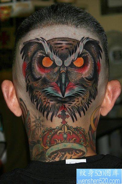 男人头部一幅经典帅气的猫头鹰纹身图片