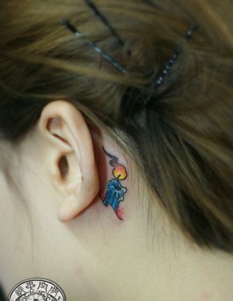 女孩子耳部彩色小蜡烛纹身图片