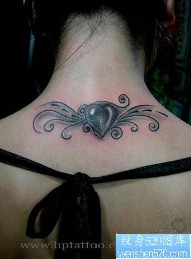 颈部纹身图片：美女颈部爱心纹身图片作品
