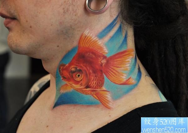 颈部纹身图片：颈部3D彩色小金鱼纹身图片纹身作品