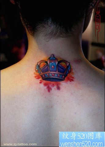 3D重彩颈部皇冠纹身图片