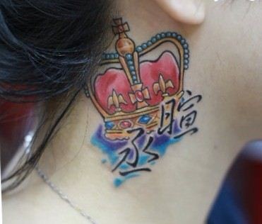 颈部纹身图片：颈部彩色皇冠纹身图片纹身作品