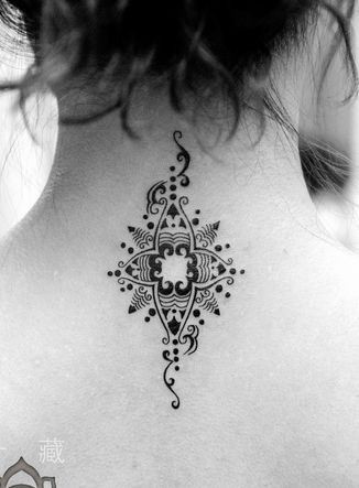 女人颈部流行的印度风格图腾纹身图片