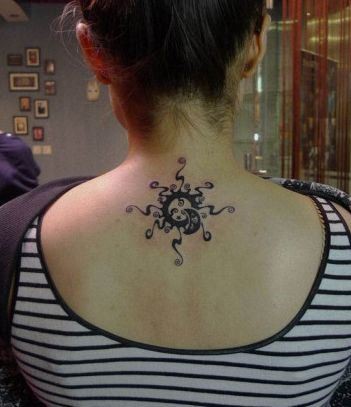 美女颈部好看的图腾太阳月亮纹身图片