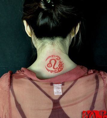 一幅女孩子颈部彩色图腾月亮纹身图片