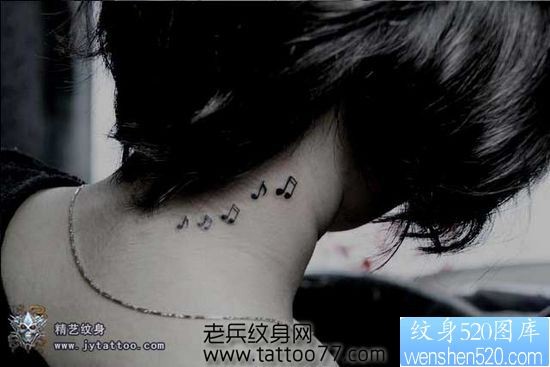 一幅流行的的美女颈部音符纹身图片