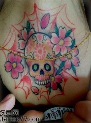 唯美的颈部骷髅樱花纹身图片