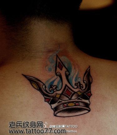 经典的颈部皇冠纹身图片
