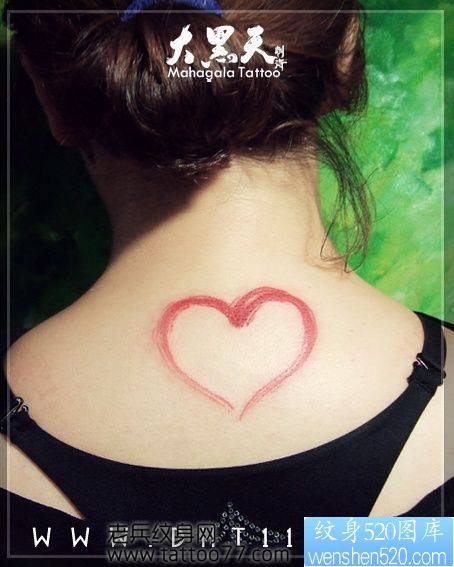 一幅女孩子颈部爱心纹身图片