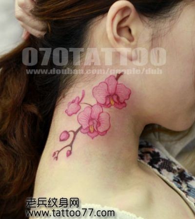 美女脖子处好看的花卉纹身图片