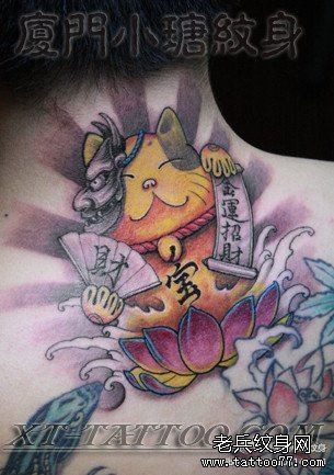 男生脖子处好看的彩色招财猫纹身图片