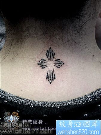 女人喜欢的颈部小巧的图腾纹身图片