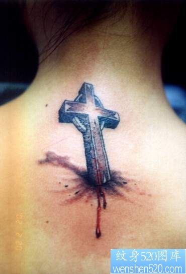 颈部十字架纹身作品