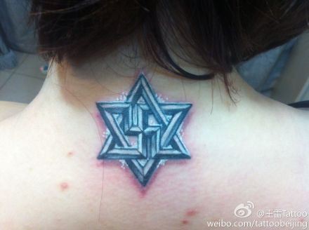 一幅女孩子颈部好看的六芒星纹身图片