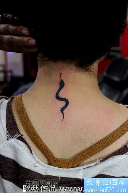 颈部潮流经典的图腾蛇纹身图片