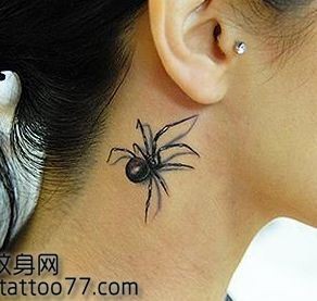美女脖子处帅气的蜘蛛纹身图片