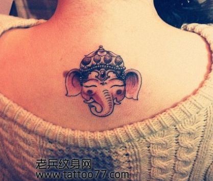 可爱的美女颈部小象纹身图片