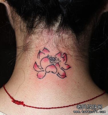 女人脖子处水墨风格莲花纹身图片
