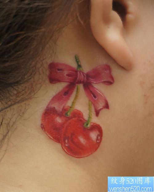 女人脖子处一幅彩色樱桃纹身图片