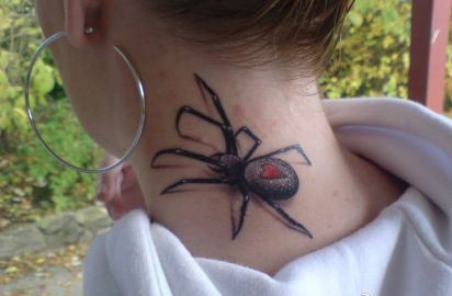 一幅脖子处蜘蛛纹身图片