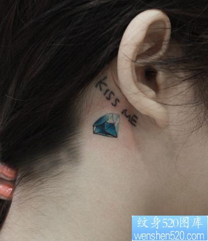 女孩子脖子处一幅彩色小钻石纹身图片