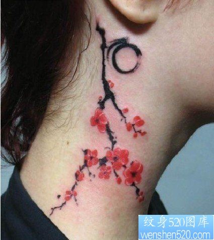 女人脖子处唯美的梅花纹身图片
