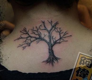 一幅脖子流行的树纹身图片