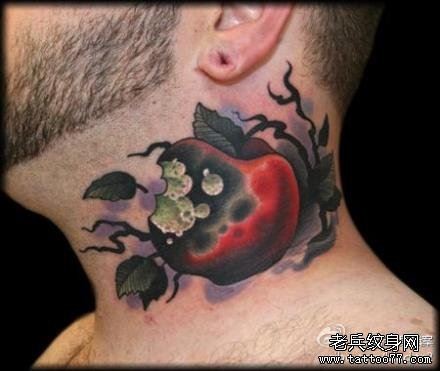脖子处超酷的一幅苹果纹身图片