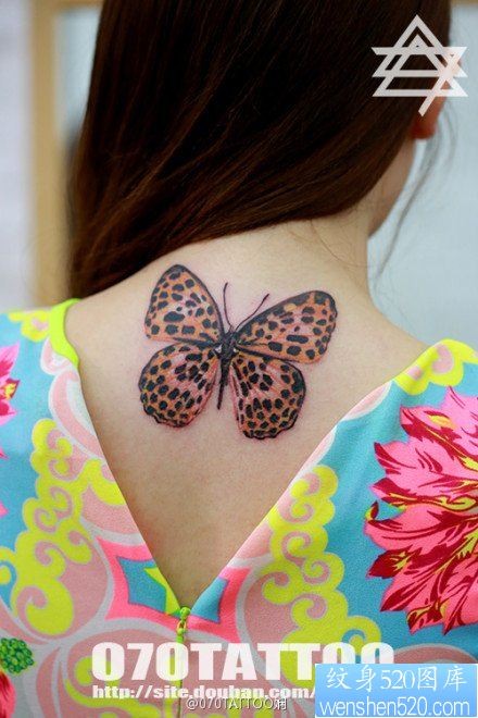 女人后脖子精美漂亮的豹纹蝴蝶纹身图片