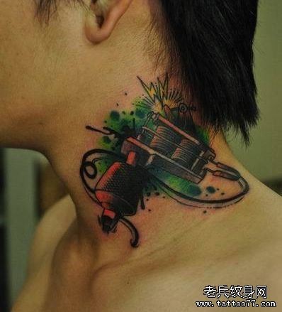 脖子上一幅纹身机纹身图片