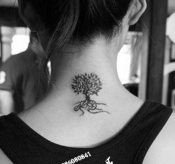 流行的女孩子颈部图腾树纹身图片