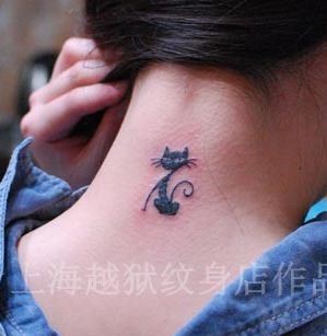 女孩子颈部图腾猫咪纹身图片