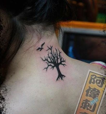一幅女人颈部图腾树纹身图片