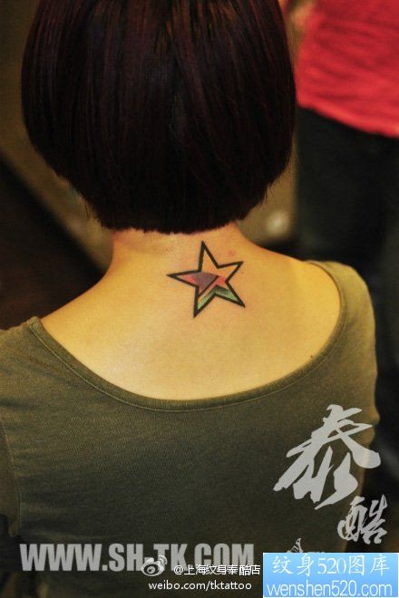 女人后脖子经典时尚的彩色五角星纹身图片