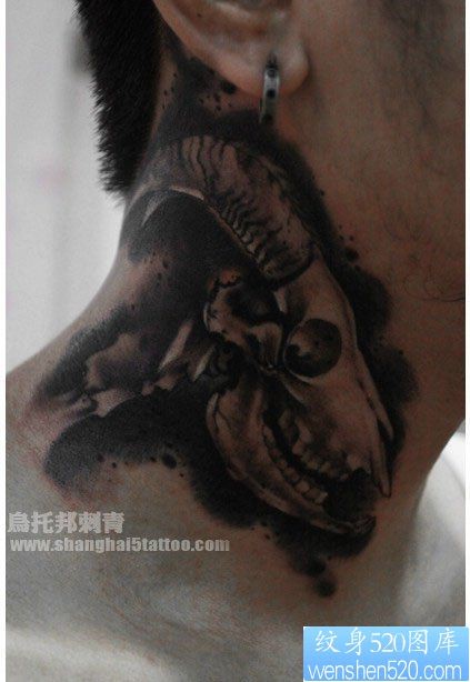 男生脖子处潮流经典的羊头纹身图片