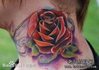 男生脖子处漂亮精美的彩色玫瑰花纹身图片