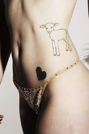 女性腰部小鹿、心刺青