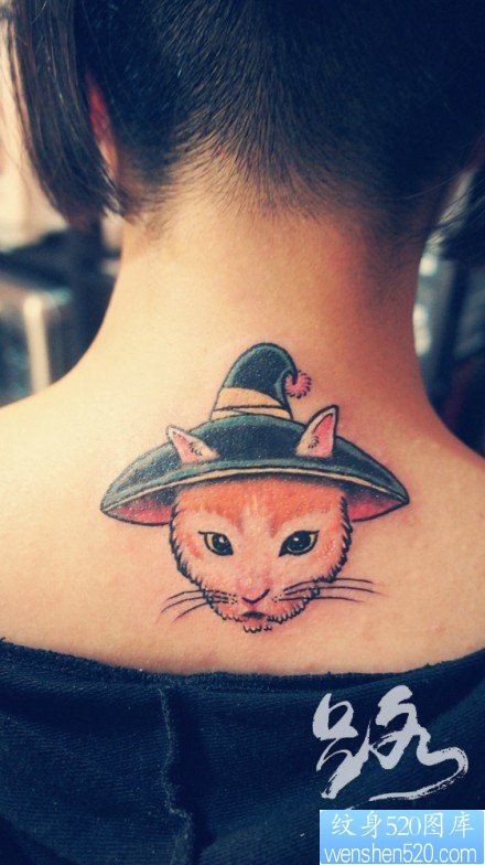女人后脖子唯美可爱的猫咪纹身图片
