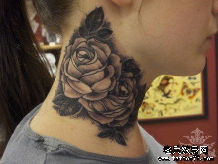 女人脖子处潮流精美的黑灰玫瑰花纹身图片